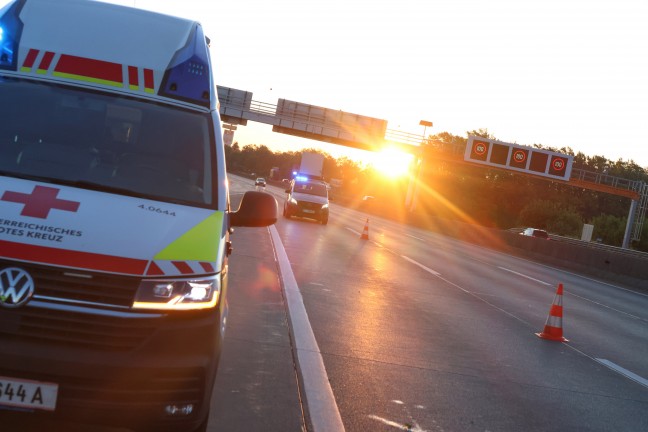 Unfall endet glimpflich: Auto auf Westautobahn bei Pucking in Leitschiene gekracht