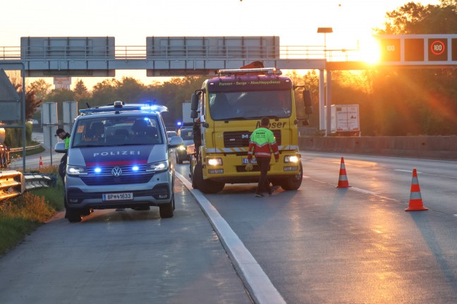 Unfall endet glimpflich: Auto auf Westautobahn bei Pucking in Leitschiene gekracht