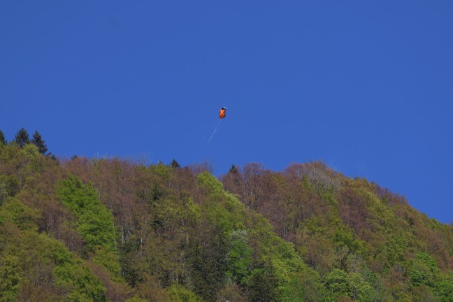 Paragleiter hing in Materialseilbahn am Gaisberg in Molln fest