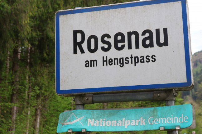 Einsatzkrfte mit Hhenrettern zur Rettung einer Person aus ltank in Rosenau am Hengstpa alarmiert