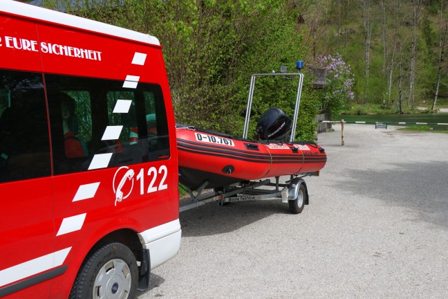 Personenrettung: Kajakfahrer am Almsee in Grnau im Almtal gekentert