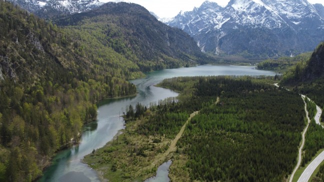 Personenrettung: Kajakfahrer am Almsee in Grnau im Almtal gekentert