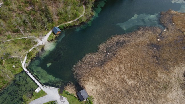 Personenrettung: Kajakfahrer am Almsee in Grnau im Almtal gekentert