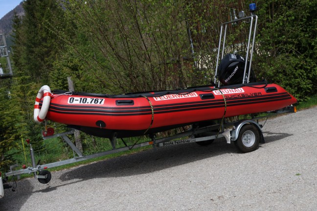 Personenrettung: Kajakfahrer am Almsee in Grnau im Almtal gekentert