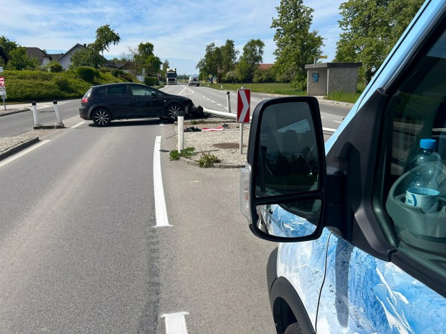 Rollende Engel als Ersthelfer: Auto auf Wiener Strae bei Schlatt gegen Straenlaterne gekracht