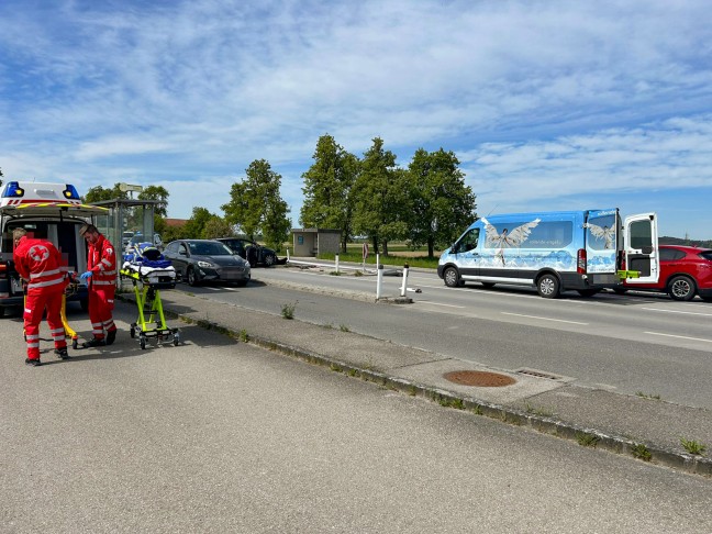 Rollende Engel als Ersthelfer: Auto auf Wiener Strae bei Schlatt gegen Straenlaterne gekracht