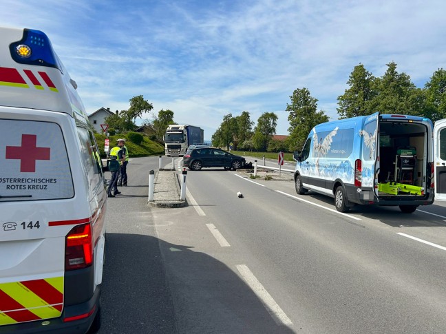 Rollende Engel als Ersthelfer: Auto auf Wiener Strae bei Schlatt gegen Straenlaterne gekracht