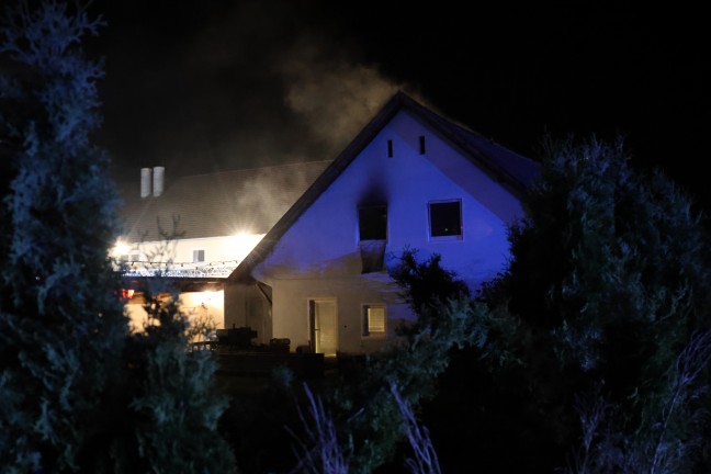 Fnf Feuerwehren bei Wohnhausbrand in Taufkirchen an der Trattnach im Einsatz