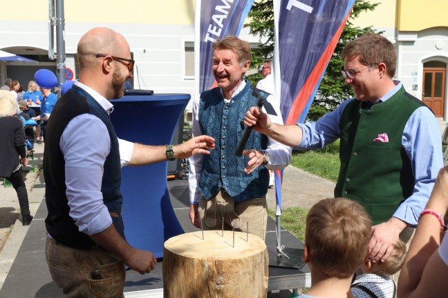 Tradition fortgesetzt: Groes Maibaumfest fr politisch umgefrbten Maibaum in Wels-Vogelweide