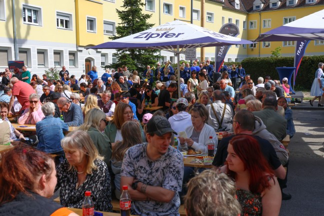 Tradition fortgesetzt: Groes Maibaumfest fr politisch umgefrbten Maibaum in Wels-Vogelweide