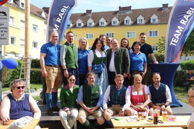 Tradition fortgesetzt: Groes Maibaumfest fr politisch umgefrbten Maibaum in Wels-Vogelweide