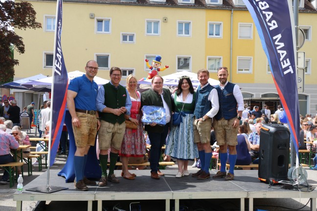 Tradition fortgesetzt: Groes Maibaumfest fr politisch umgefrbten Maibaum in Wels-Vogelweide