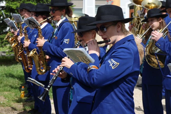 Tradition fortgesetzt: Groes Maibaumfest fr politisch umgefrbten Maibaum in Wels-Vogelweide