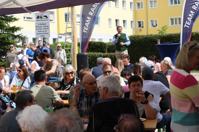 Tradition fortgesetzt: Groes Maibaumfest fr politisch umgefrbten Maibaum in Wels-Vogelweide