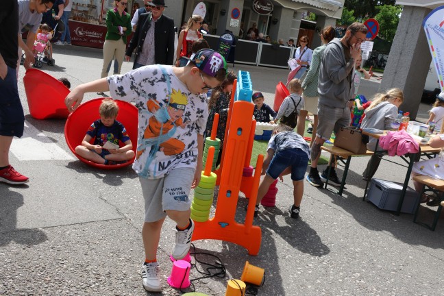 Tradition fortgesetzt: Groes Maibaumfest fr politisch umgefrbten Maibaum in Wels-Vogelweide