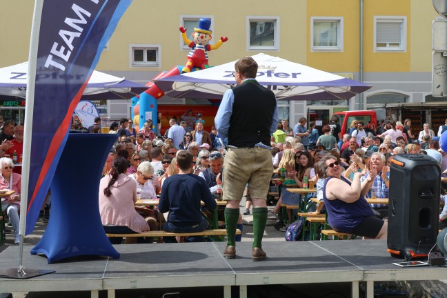 Tradition fortgesetzt: Groes Maibaumfest fr politisch umgefrbten Maibaum in Wels-Vogelweide