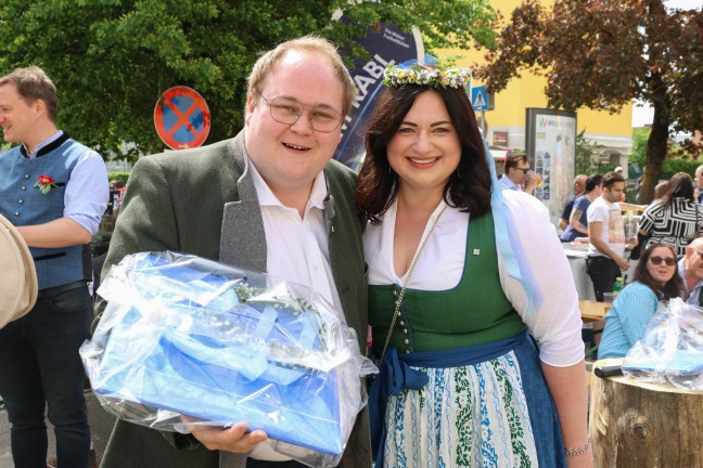 Tradition fortgesetzt: Groes Maibaumfest fr politisch umgefrbten Maibaum in Wels-Vogelweide