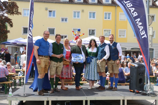 Tradition fortgesetzt: Groes Maibaumfest fr politisch umgefrbten Maibaum in Wels-Vogelweide