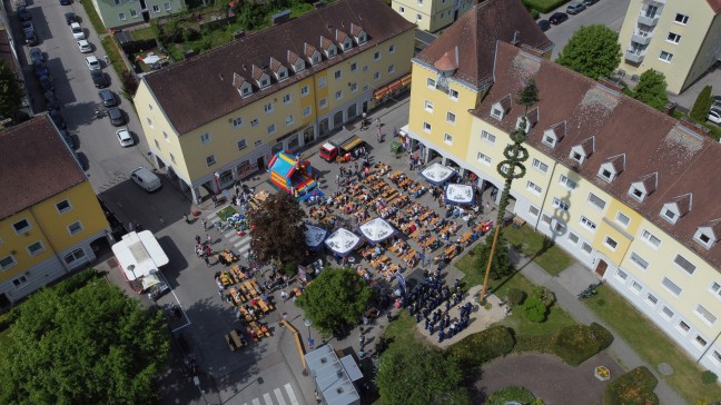 Tradition fortgesetzt: Groes Maibaumfest fr politisch umgefrbten Maibaum in Wels-Vogelweide