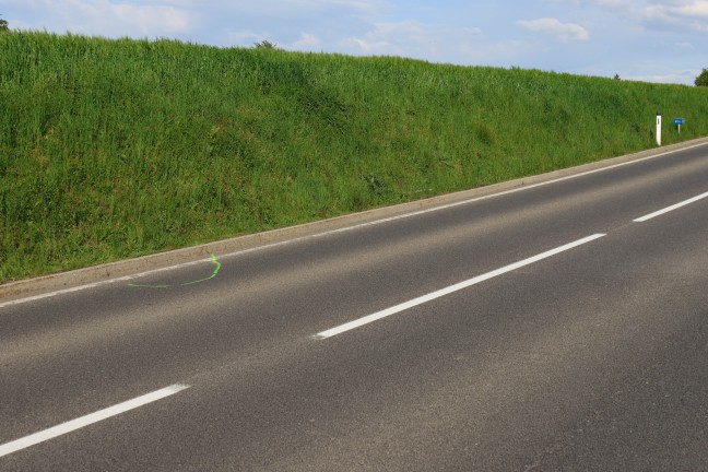 Motorradsturz auf Voralpenstrae bei Sattledt fordert zwei teils Schwerverletzte