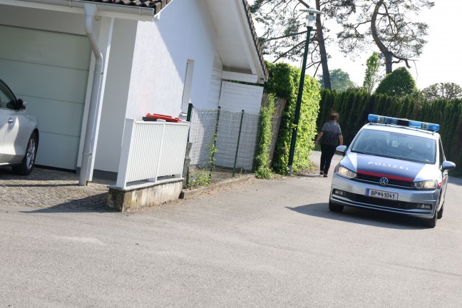 Feuerwehr und Polizei bei Heckenbrand in Wels-Lichtenegg im Einsatz