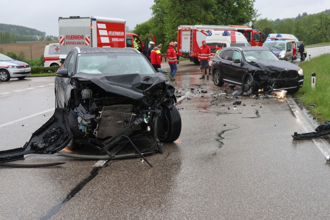 Schwerer Kreuzungsunfall zwischen zwei PKW in Krenglbach