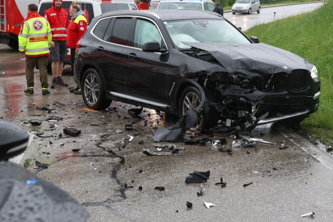 Schwerer Kreuzungsunfall zwischen zwei PKW in Krenglbach