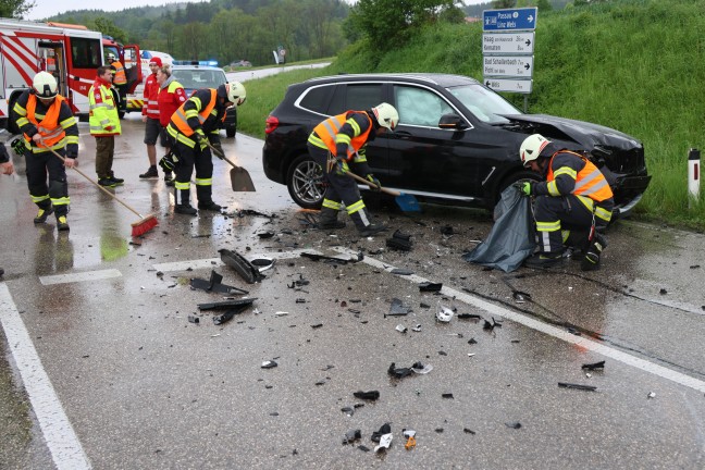 Schwerer Kreuzungsunfall zwischen zwei PKW in Krenglbach