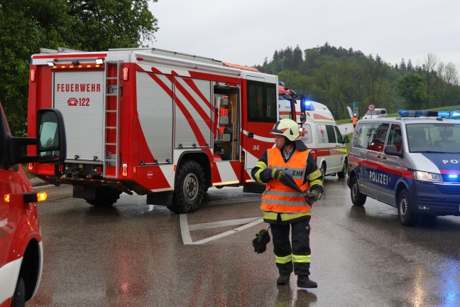 Schwerer Kreuzungsunfall zwischen zwei PKW in Krenglbach