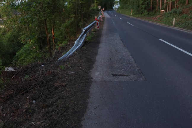 Schwerer Crash: Driftender Sportwagen bei Schleiheim ber Leitschiene gegen Baum katapultiert