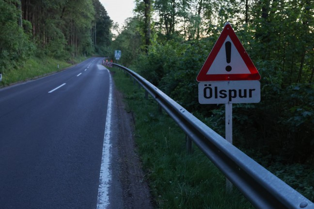 Schwerer Crash: Driftender Sportwagen bei Schleiheim ber Leitschiene gegen Baum katapultiert