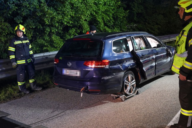 Auto auf Westautobahn bei Aurach am Hongar gegen Leitschiene geschleudert