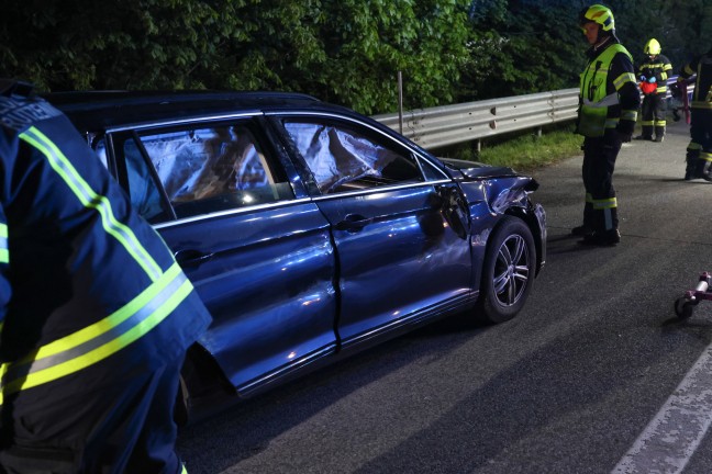 Auto auf Westautobahn bei Aurach am Hongar gegen Leitschiene geschleudert