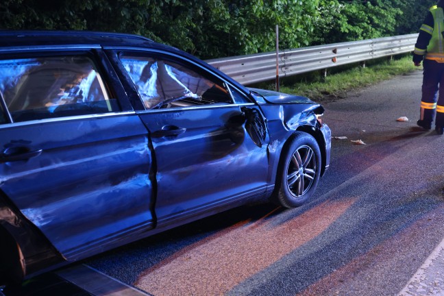 Auto auf Westautobahn bei Aurach am Hongar gegen Leitschiene geschleudert