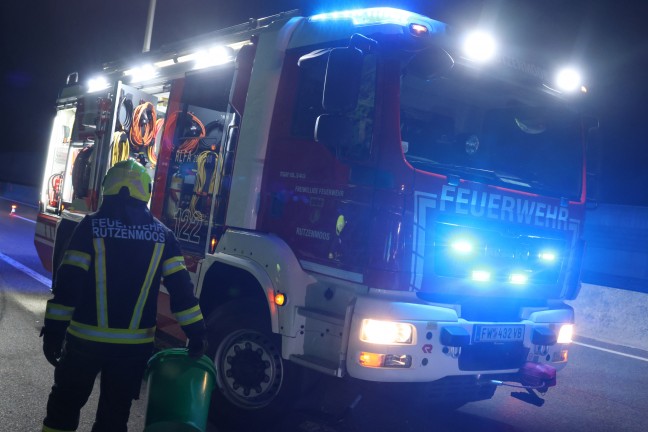 Auto auf Westautobahn bei Aurach am Hongar gegen Leitschiene geschleudert