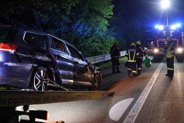 Auto auf Westautobahn bei Aurach am Hongar gegen Leitschiene geschleudert