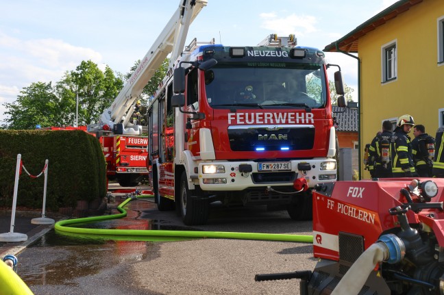 Vier Feuerwehren bei Zimmerbrand in einem Einfamilienhaus in Sierning im Einsatz