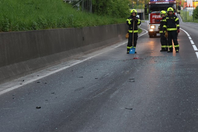 Stillstand in Seitenlage: Auto bei Unfall auf Kremstalstrae in Pasching durch die Luft geflogen