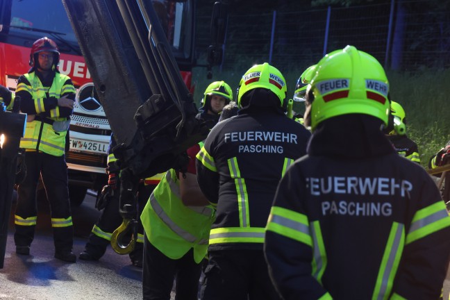 Stillstand in Seitenlage: Auto bei Unfall auf Kremstalstrae in Pasching durch die Luft geflogen