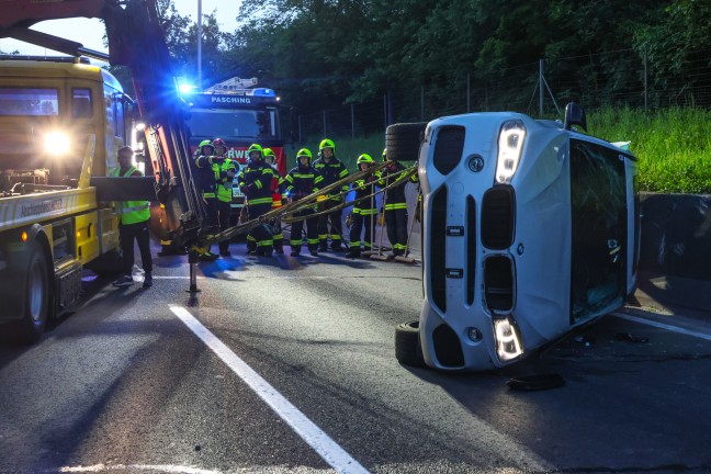 Stillstand in Seitenlage: Auto bei Unfall auf Kremstalstrae in Pasching durch die Luft geflogen