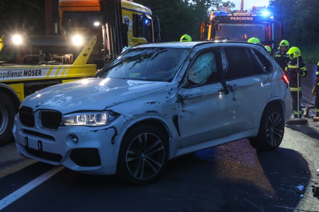 Stillstand in Seitenlage: Auto bei Unfall auf Kremstalstrae in Pasching durch die Luft geflogen
