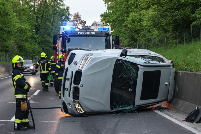 Stillstand in Seitenlage: Auto bei Unfall auf Kremstalstrae in Pasching durch die Luft geflogen