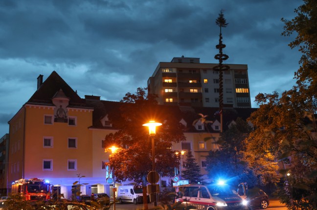 Gewitter mit strkeren Sturmben versetzte Maibaum in Wels-Vogelweide in Schieflage