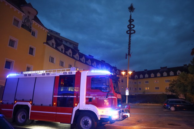 Gewitter mit strkeren Sturmben versetzte Maibaum in Wels-Vogelweide in Schieflage