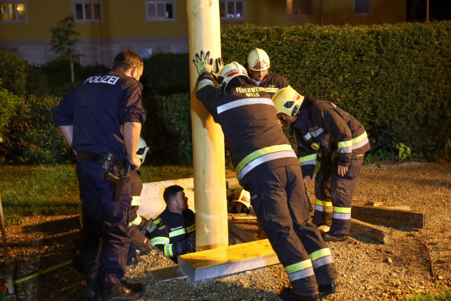 Gewitter mit strkeren Sturmben versetzte Maibaum in Wels-Vogelweide in Schieflage