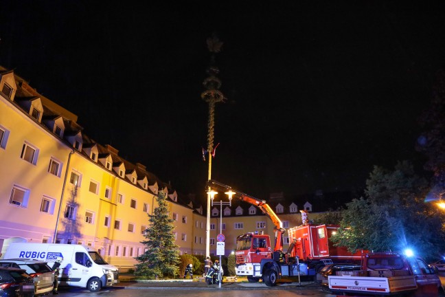 Gewitter mit strkeren Sturmben versetzte Maibaum in Wels-Vogelweide in Schieflage