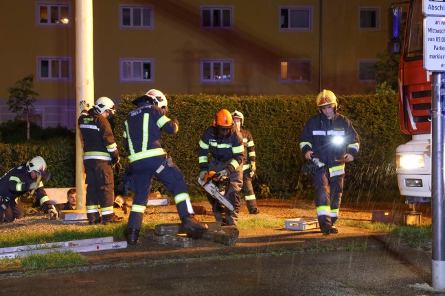 Gewitter mit strkeren Sturmben versetzte Maibaum in Wels-Vogelweide in Schieflage