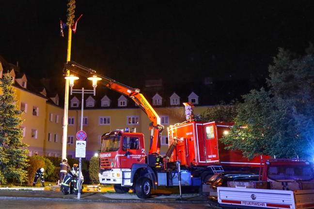 Gewitter mit strkeren Sturmben versetzte Maibaum in Wels-Vogelweide in Schieflage