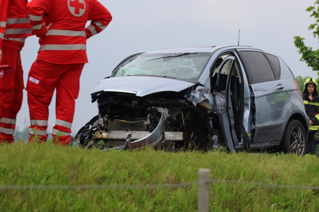 Schwerer Crash zwischen PKW, Kleintransporter und LKW auf Steyrer Strae bei Kronstorf