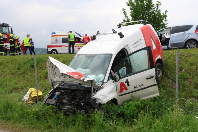 Schwerer Crash zwischen PKW, Kleintransporter und LKW auf Steyrer Strae bei Kronstorf